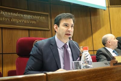 Ovelar continúa con la polémica y exige disculpas de Petta