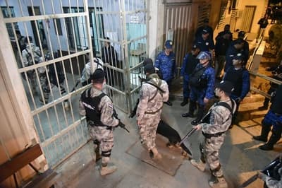 Catean cárceles e incautan armas y celulares