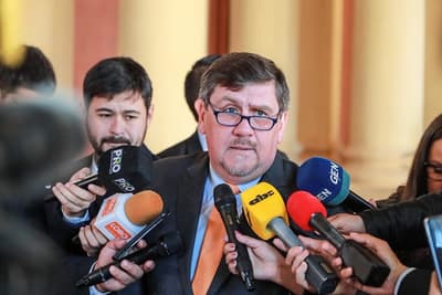 Senadores viajarán a Finlandia para tratar el caso de los prófugos