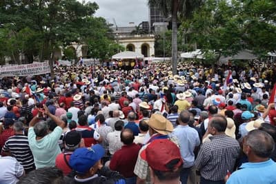 Funcionarios públicos copan inmediaciones del Congreso