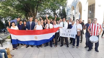Funcionarios judiciales levantan huelga general