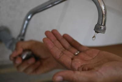 Varias zonas de la capital siguen sin agua