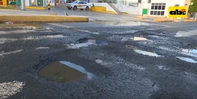 Calle del microcentro está colmada de baches