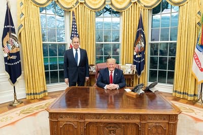 Comisión aprueba cargos para juicio político contra Trump