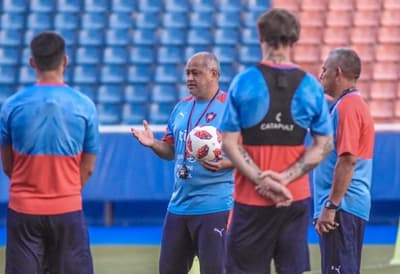 Chiqui propone “doble 9” para el debut