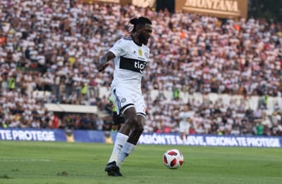 Agente de Adebayor recurre a FIFA para cobrar a Olimpia