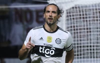 “Show” de Roque pone en la punta a Olimpia