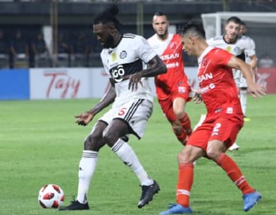Olimpia no está en condiciones de traer a Adebayor