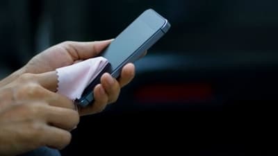 Virus del coronavirus puede durar hasta 6 días en el celular, según médico