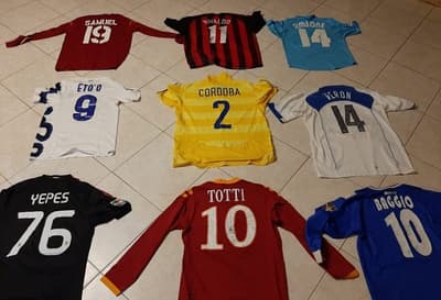 Futbolista subasta camisetas para ayudar a familias necesitadas