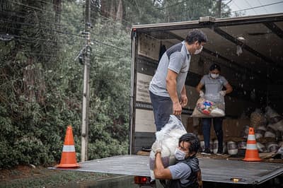 Productores de eventos entregan víveres a personas afectadas durante la pandemia