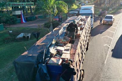 Incautan toneladas de azúcar y miles de litros de aceite de contrabando