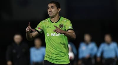 Futbolistas aguardan permiso de autoridades para volver al país