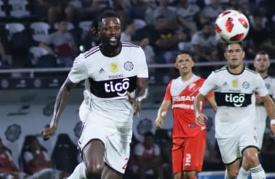 Balotta duro con Adebayor: “Nadie le obligó a ir a su país”