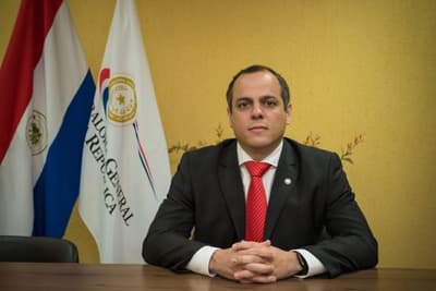Contralor publica lujoso libro sin aclarar su financiación