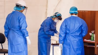 Emiten alerta epidemiológica por aumento de positivos en personal sanitario
