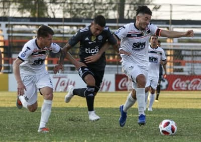Olimpia gana en un partido cargado de polémica