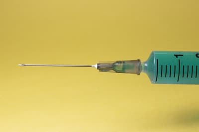 Reacción adversa obliga a pausar prueba de vacuna contra el coronavirus