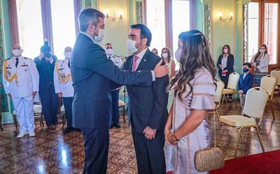Oscar Llamosas jura como ministro de Hacienda