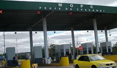 Pobladores se manifiestan y piden traslado de peaje de Ypacaraí