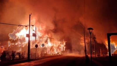 Queman edificios estatales tras muerte de malabarista en manos de policías