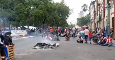 Durante lectura de libelo acusatorio, manifestantes llegan al Congreso