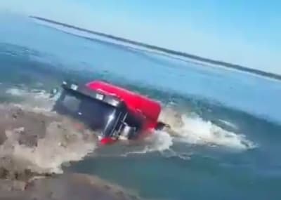 Camión se sumerge en el río Paraná