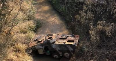 Cae vehículo militar de un puente y deja como saldo tres heridos