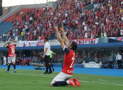 Cerro Porteño supera a Olimpia y se mantiene en la pelea