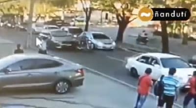 Conductor embiste a motochorros luego de cometer atraco