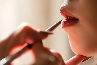 Hombre pide divorcio a su esposa luego de verla sin maquillaje