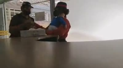 Captan noble gesto de guardia con madre y su bebé