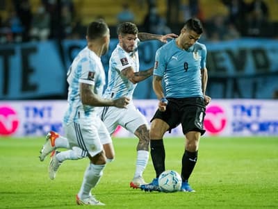 Argentina vence a Uruguay y está más cerca de Catar