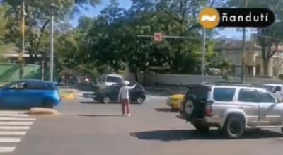Motociclista dirige el tránsito sobre Avda. Mariscal López