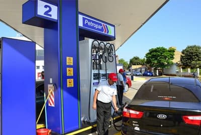 Peña insta al presidente de Petropar a reducir los precios de combustibles