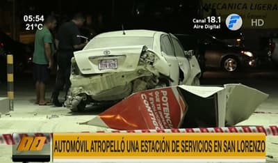 Mujer pierde el control de su automóvil e impacta contra servicentro