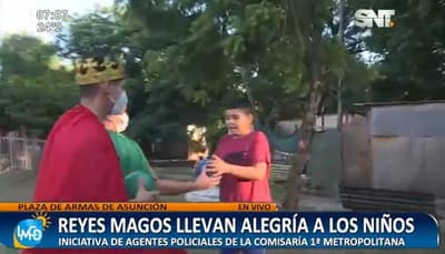 Policías se visten de Reyes Magos y entregan regalos