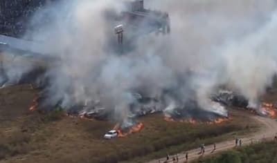 Incendio generado por petardos consume vehículos en Carapeguá 
