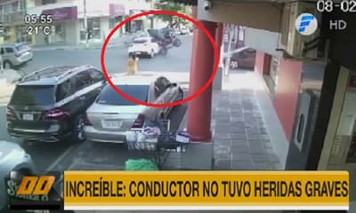 Motociclista “vuela” tras choque y sale ileso