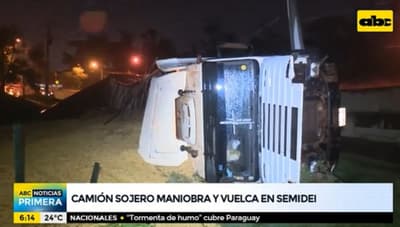 Camión sojero vuelca sobre avenida capitalina