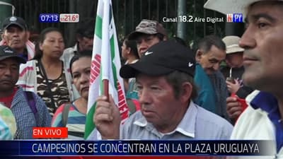 Campesinos se concentran en el microcentro para marchar