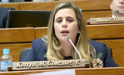 Fiscala cuestiona expulsión “arbitraria” de Kattya González