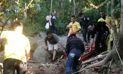 Bomberos rescatan a una persona lesionada en el Cerro Hũ