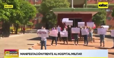 Padres de cadetes se manifiestan contra torturas frente al Hospital Militar
