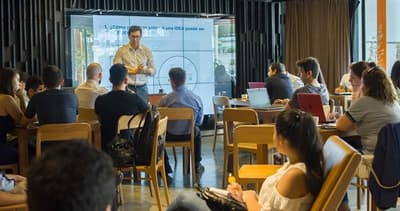 Financiera y empresa apoyan a emprendedores con descuentos para becas