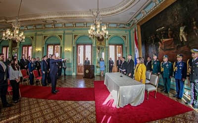 Julio Arriola jura como nuevo Canciller Nacional