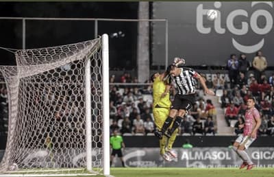 Libertad golea y seguirá en la punta