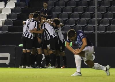 Libertad vence a Guaireña y seguirá cómodo en la punta