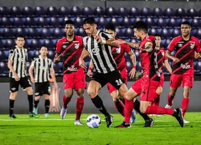 Paranaense empata sobre la hora y elimina a Libertad 