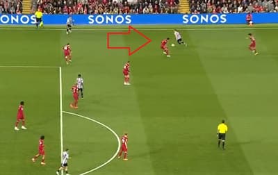 Almirón saca a “bailar” a van Dijk en el gol del Newcastle 